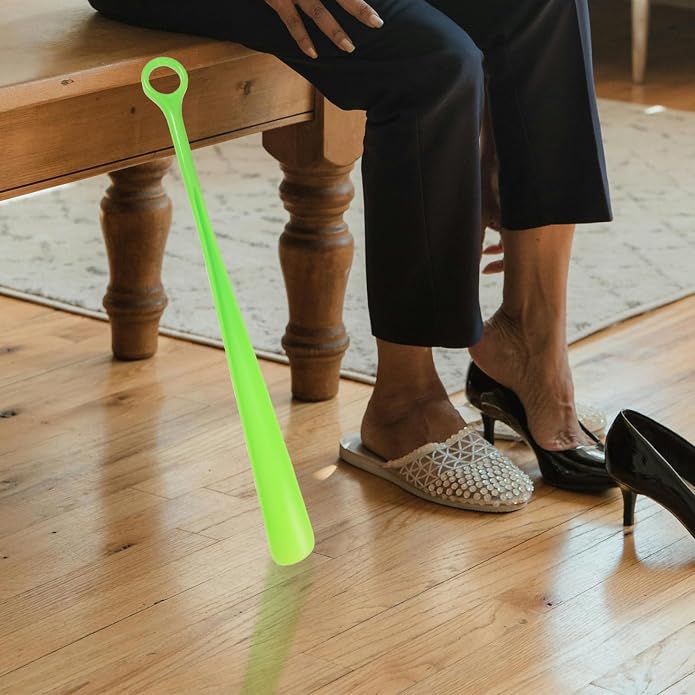 CALLARON 47cm Long Handle Shoehorns Set of 4 Plastic Shoehorn Universal Shoehorns Hanging Shoehorn Travel Portable Shoehorn for Boots Shoes(Random Color)
